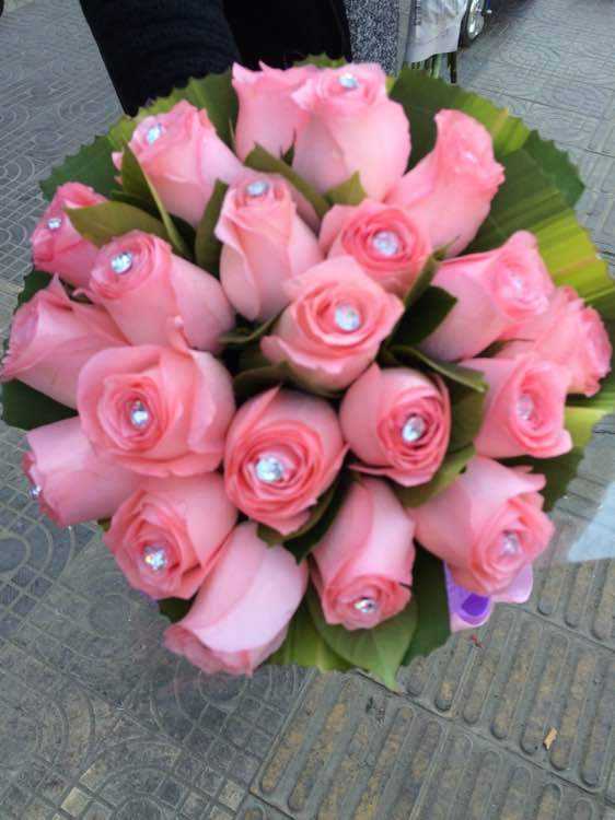 情人节要去卖花，怎么能够抓住那些情人的心理，让他们买花