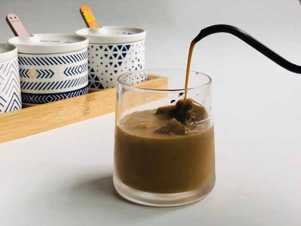 第一杯泡沫冰拿铁咖啡