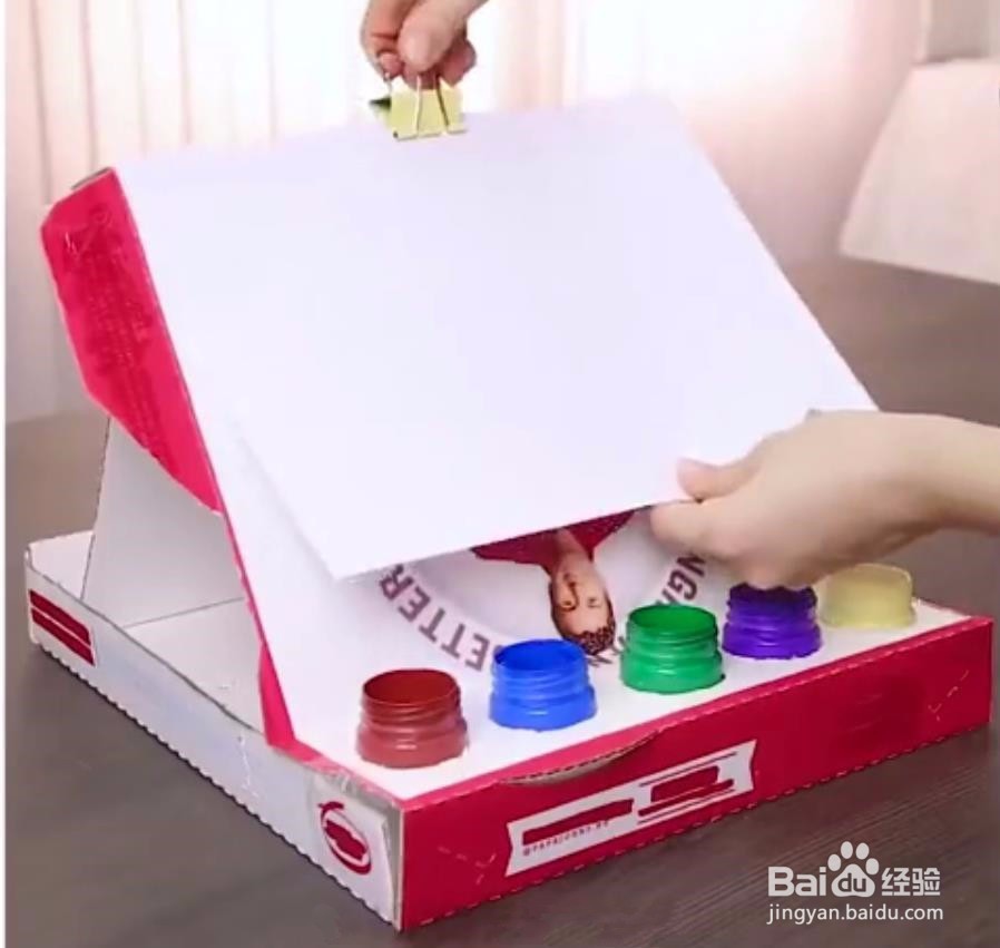 披萨盒也有大用处，披萨盒秒变临时画架！