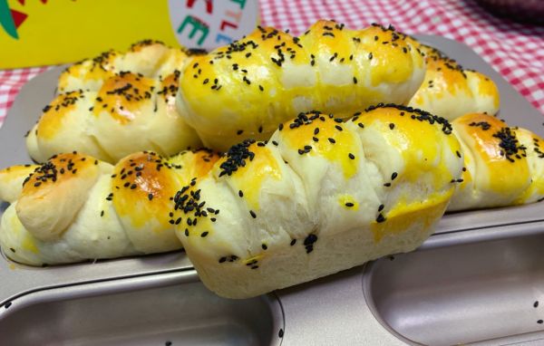 毛毛虫面包肉松火腿面包
