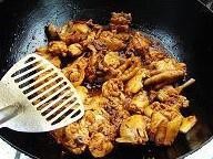 制作美味的红烧鸡块
