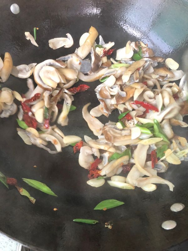 家常清炒赤松茸