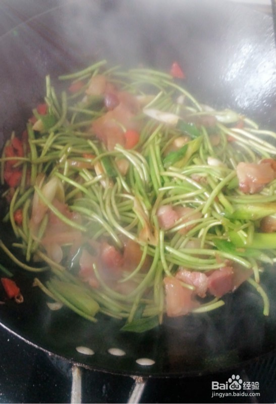 藜蒿炒腊肉简单又美味的做法