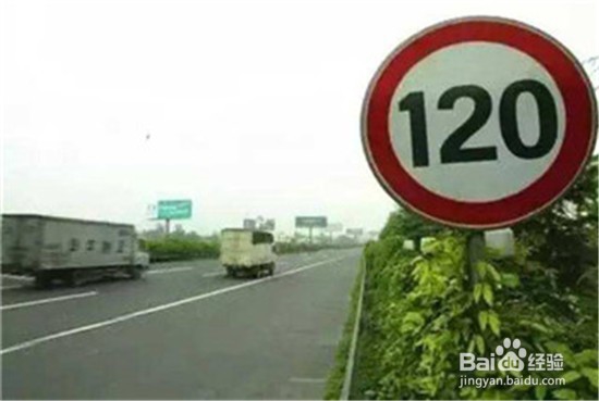 安徽高速多车追尾，高速公路怎么防止追尾事故