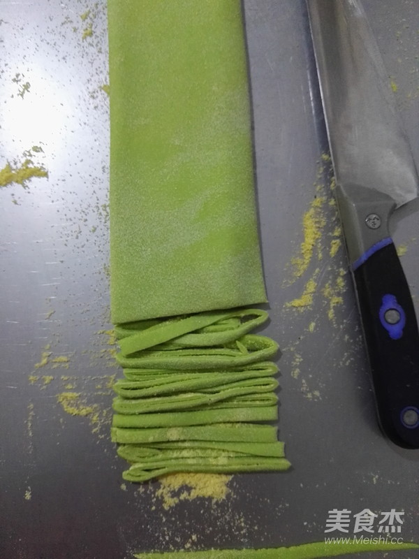 菠菜手擀面的做法