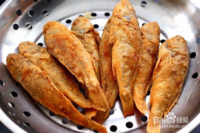 怎么做五香干炸大头宝鱼。