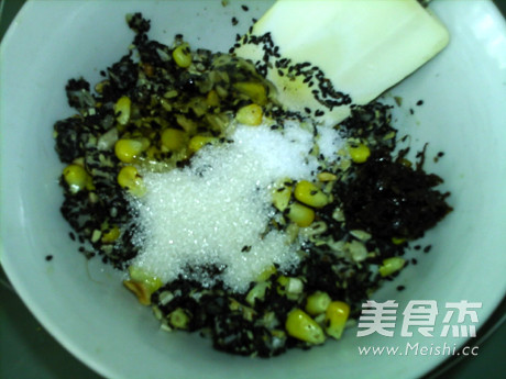 广式玉米黑芝麻月饼