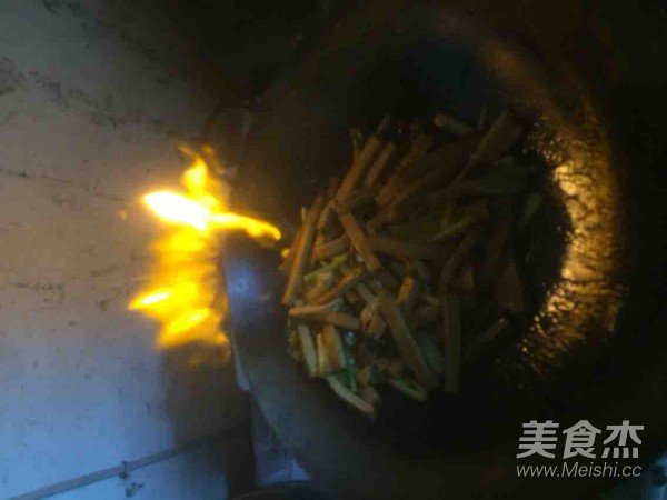 芹菜豆腐干的做法