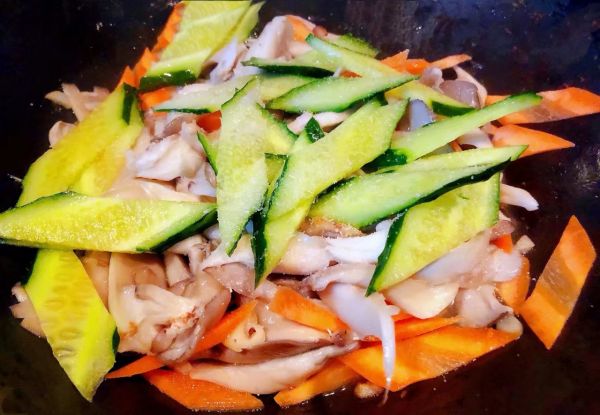 黄瓜胡萝卜炒平菇