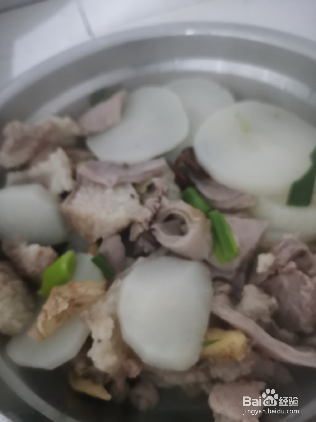 白萝卜如何炖猪小肚？