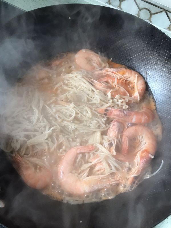 香菜金针菇炒大虾