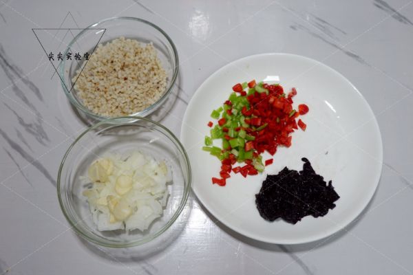 双椒紫菜烩高粱米