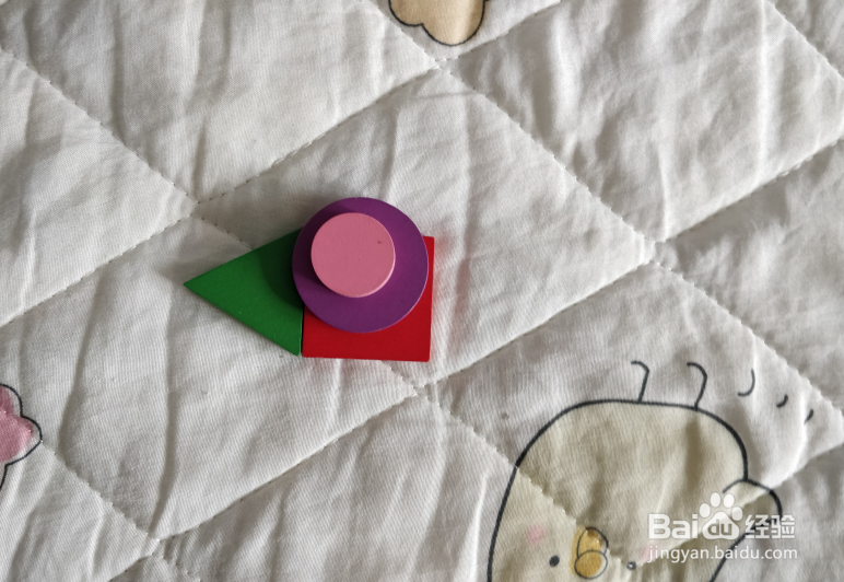 用几何形状积木怎么拼一条细长的海鱼?