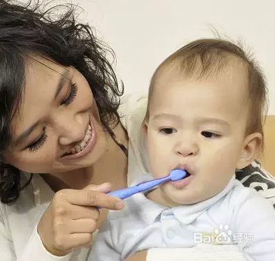 如何帮宝宝正确刷牙（宝宝刷牙正确方法指导）