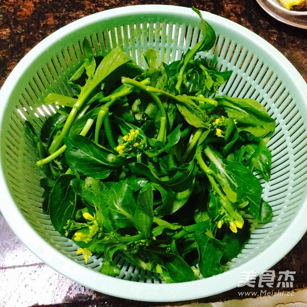 菜心炒米粉的做法