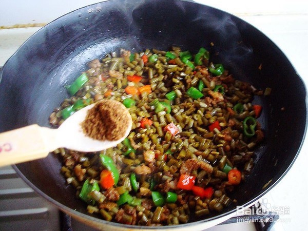 酸豆角炒鸡油渣的做法