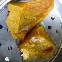红心“鸡蛋”--南瓜绒草莓雪媚娘