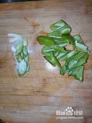 尖椒土豆片的做法。