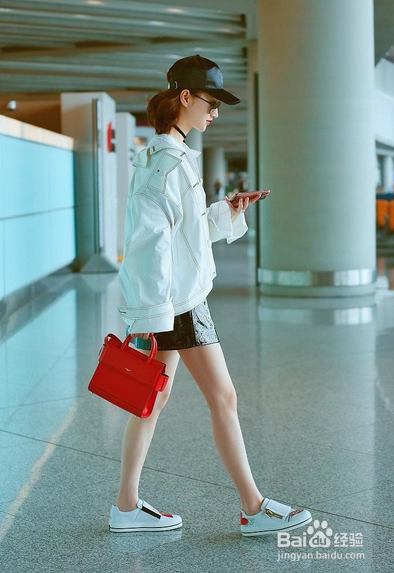 女星机场照大秀美腿“裙短”尺寸大PK,刘诗诗美