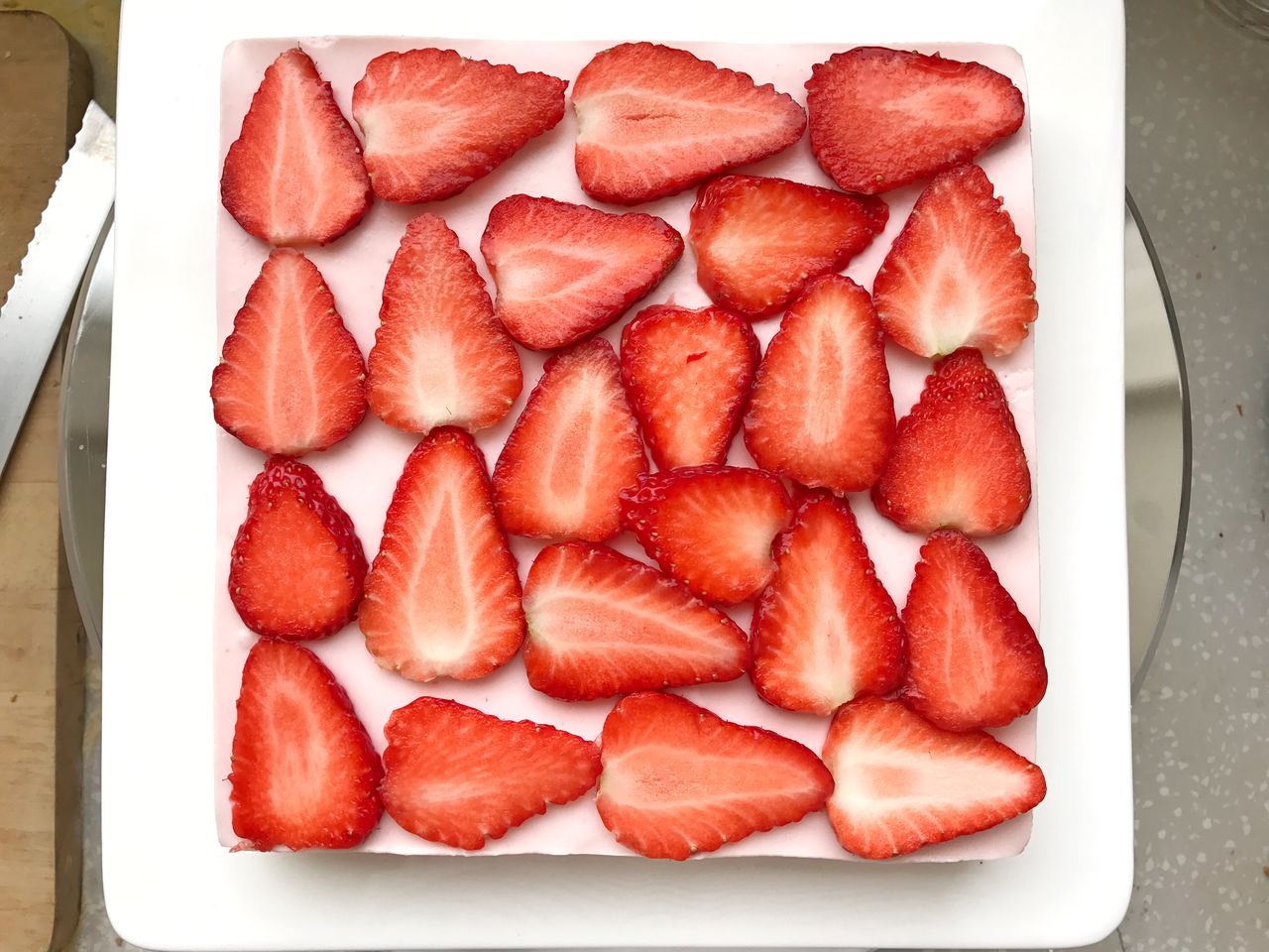 让我们一起学习草莓慕斯奶油蛋糕的做法吧