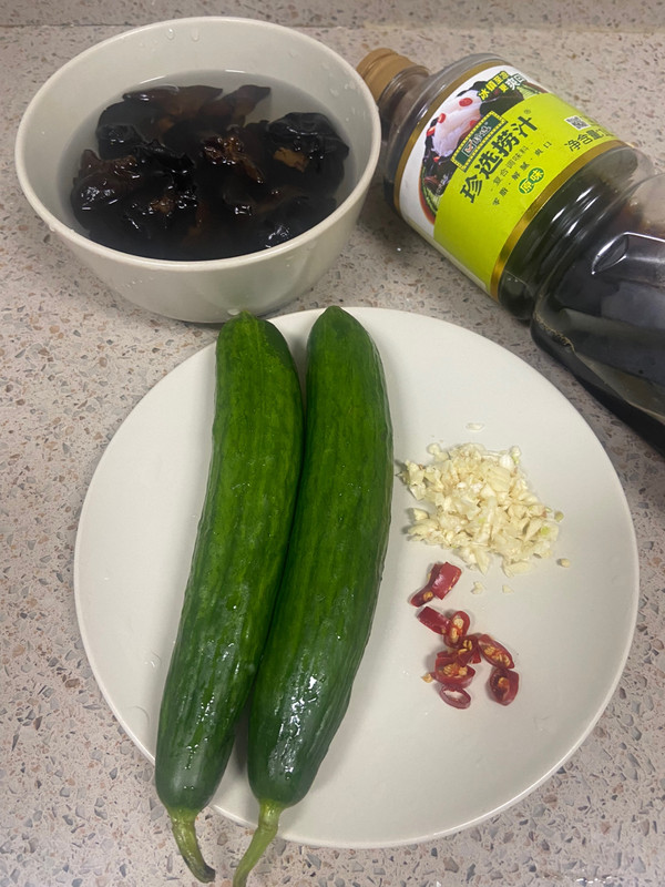 捞汁木耳拌黄瓜