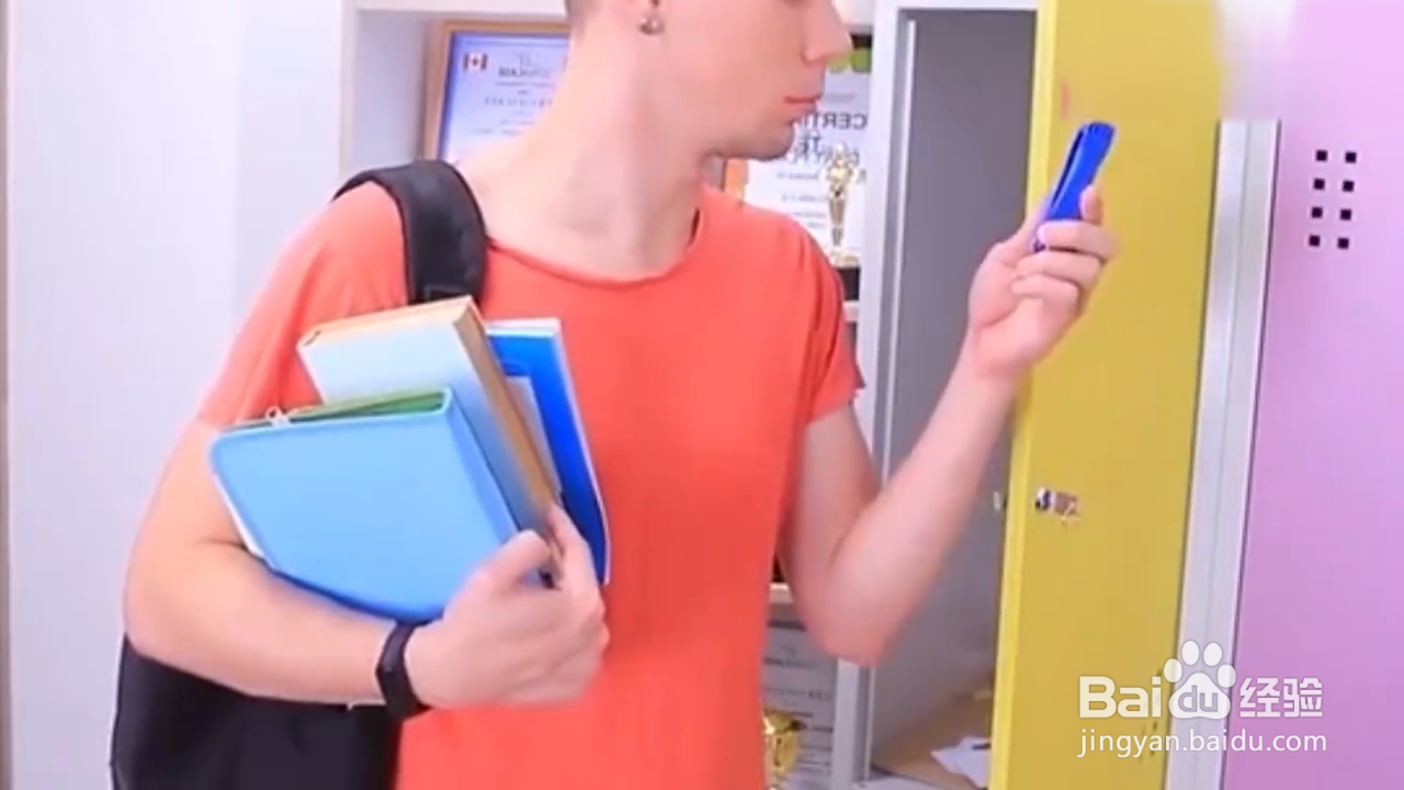 如何用订书机补好衣服