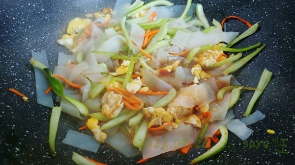 醋蛋生丝炒凉皮