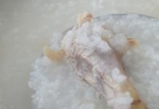 简单易学的家常菜：皮蛋鸡腿粥