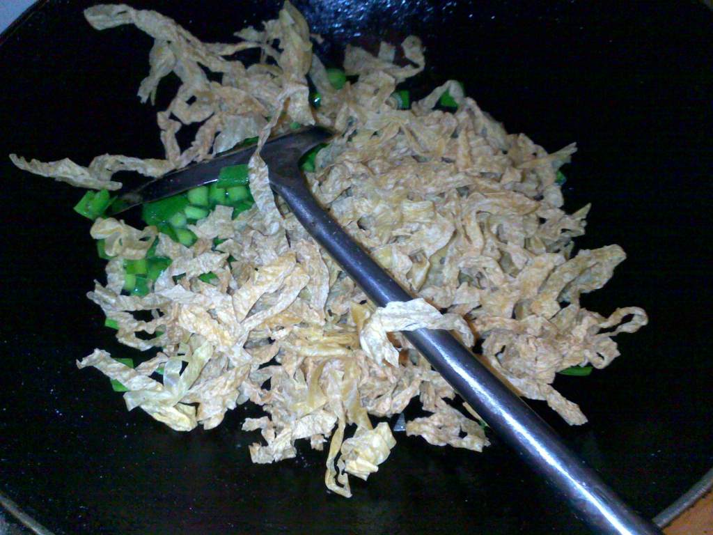 绿色食品,营养美味的蒜苗炒豆腐皮