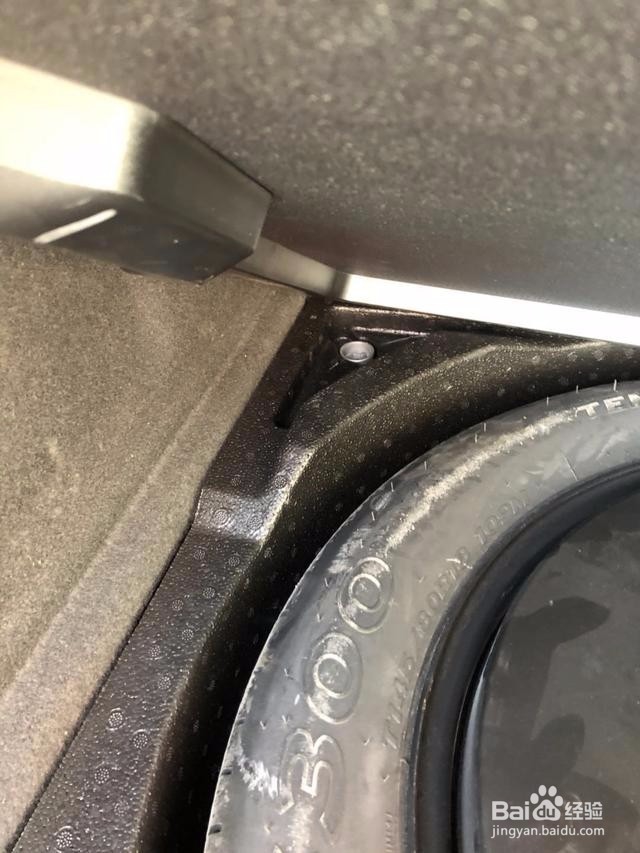 奥迪车车胎扎了怎么换？