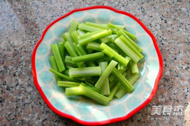 芹菜肉丝的做法