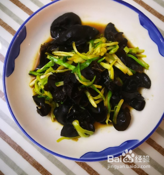 美味木耳炒蒜苗