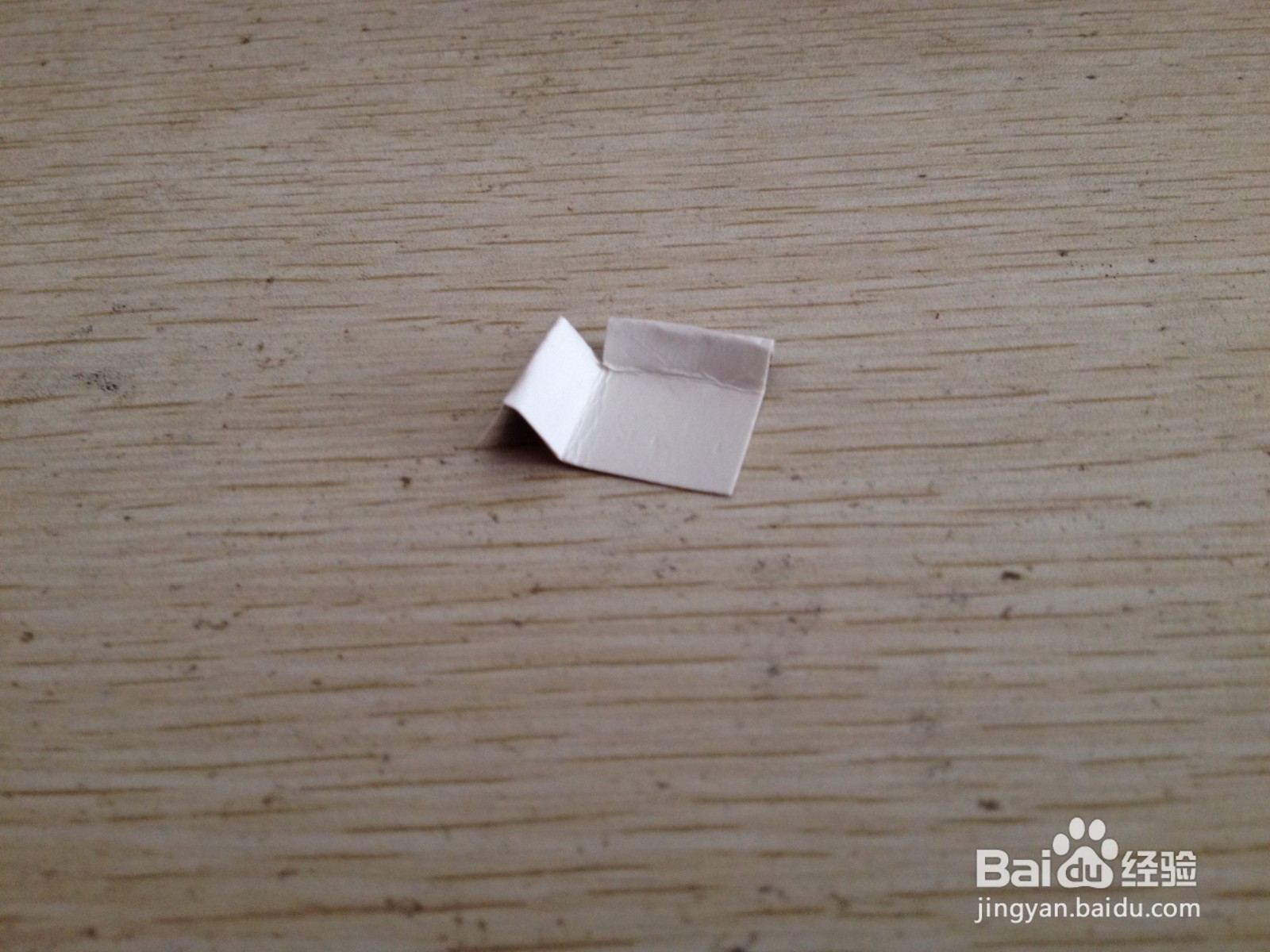 如何用阶梯形的硬卡纸做简易的中性笔的支架