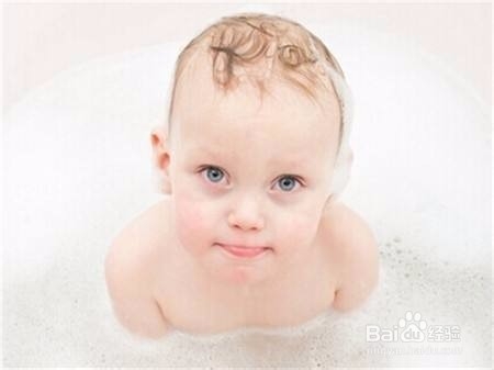 如何给新生婴儿洗澡?