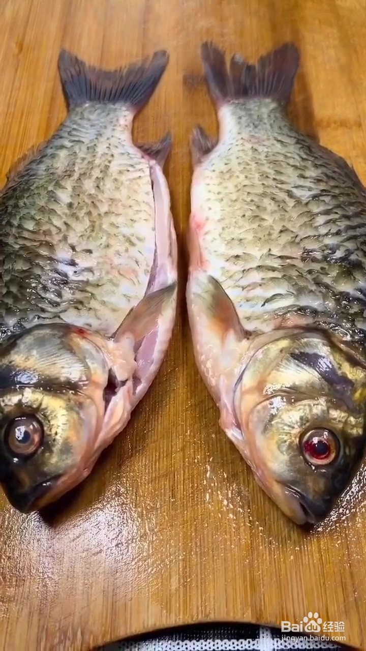 如何制作香辣红烧鲫鱼