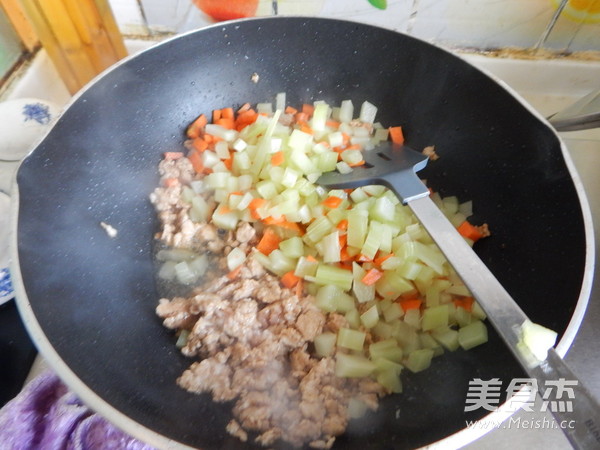 沙茶莴笋肉末凉拌米线