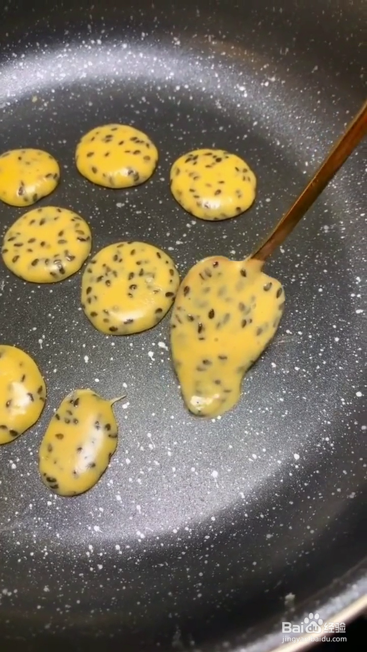 如何制作好吃的芝麻蛋黄小饼?