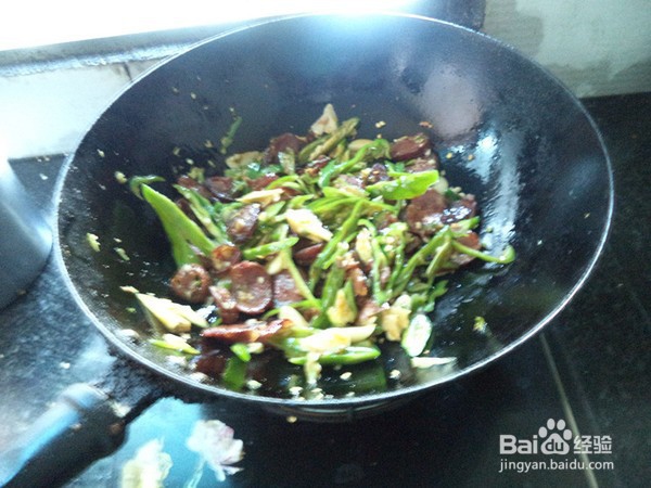 蒜片青椒香肠的步骤