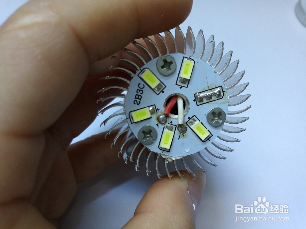 不用更换任何配件快速维修LED灯泡