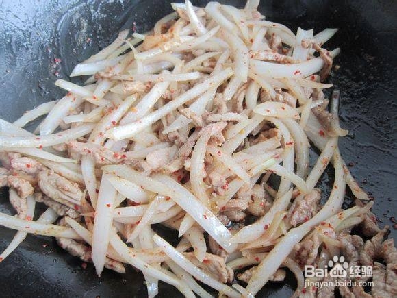 馕包洋葱炒肉的做法