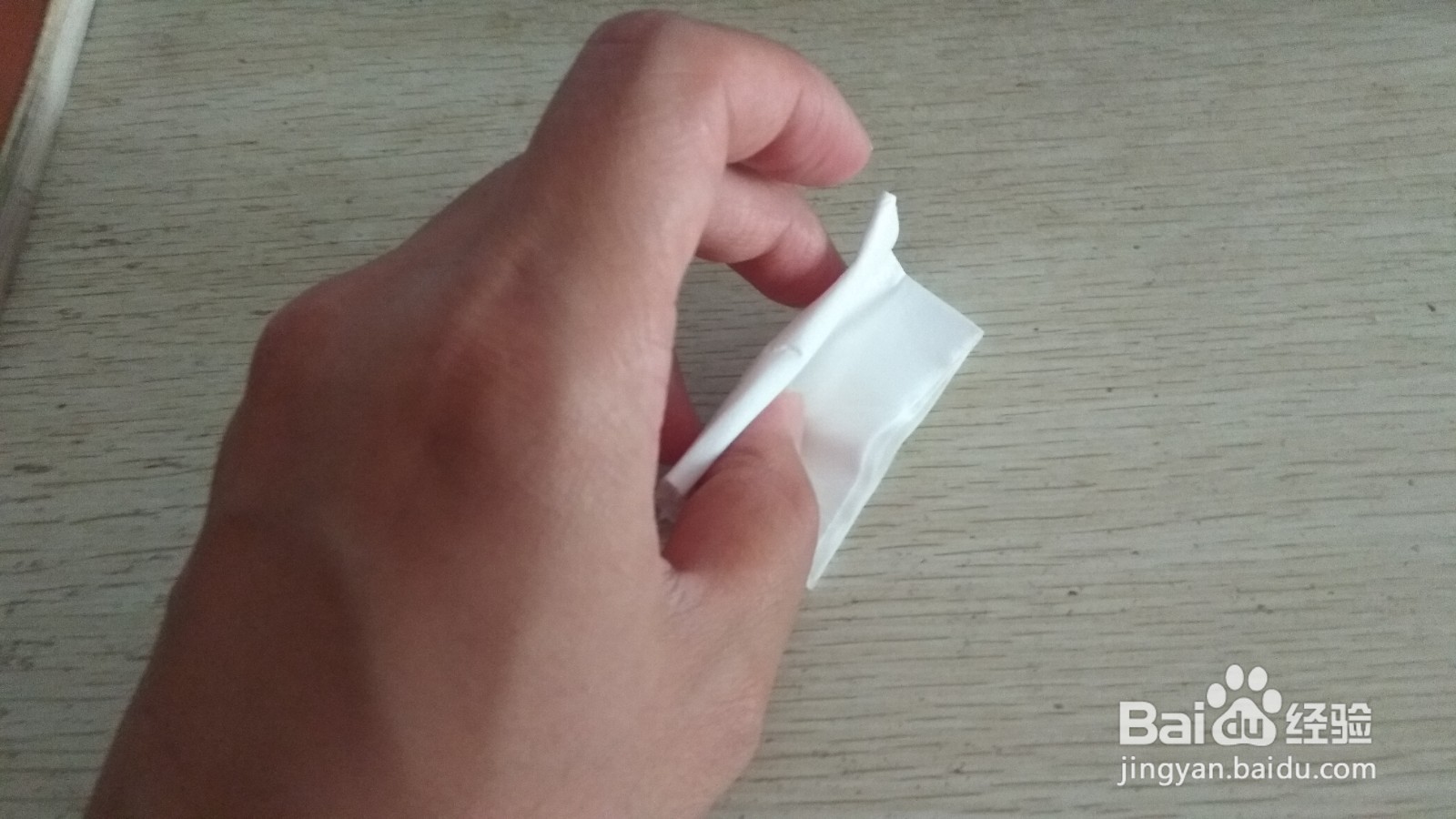 如何用一块手纸和一个中性笔芯做简易的手机支架