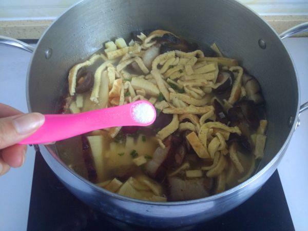 竹笋腊肉鲜味汤