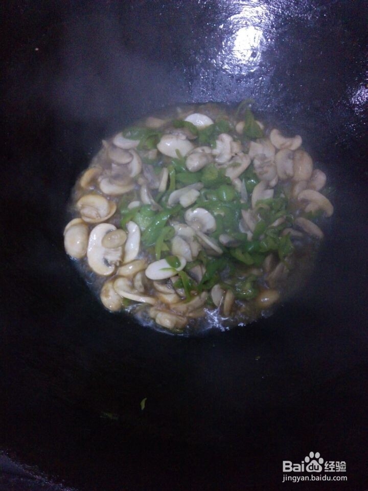 青椒配口菇，炒出来的清香