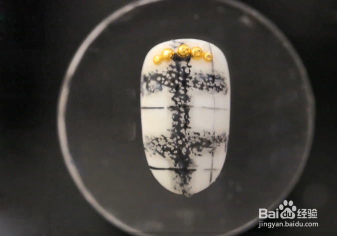 怎样做奶酪格子美甲？