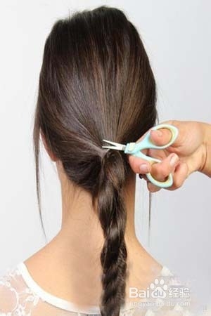 如何打造时尚扭转编发