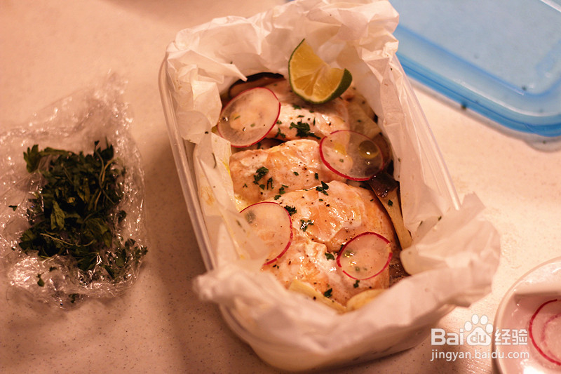 家常做法的纸包菌菇烤三文鱼