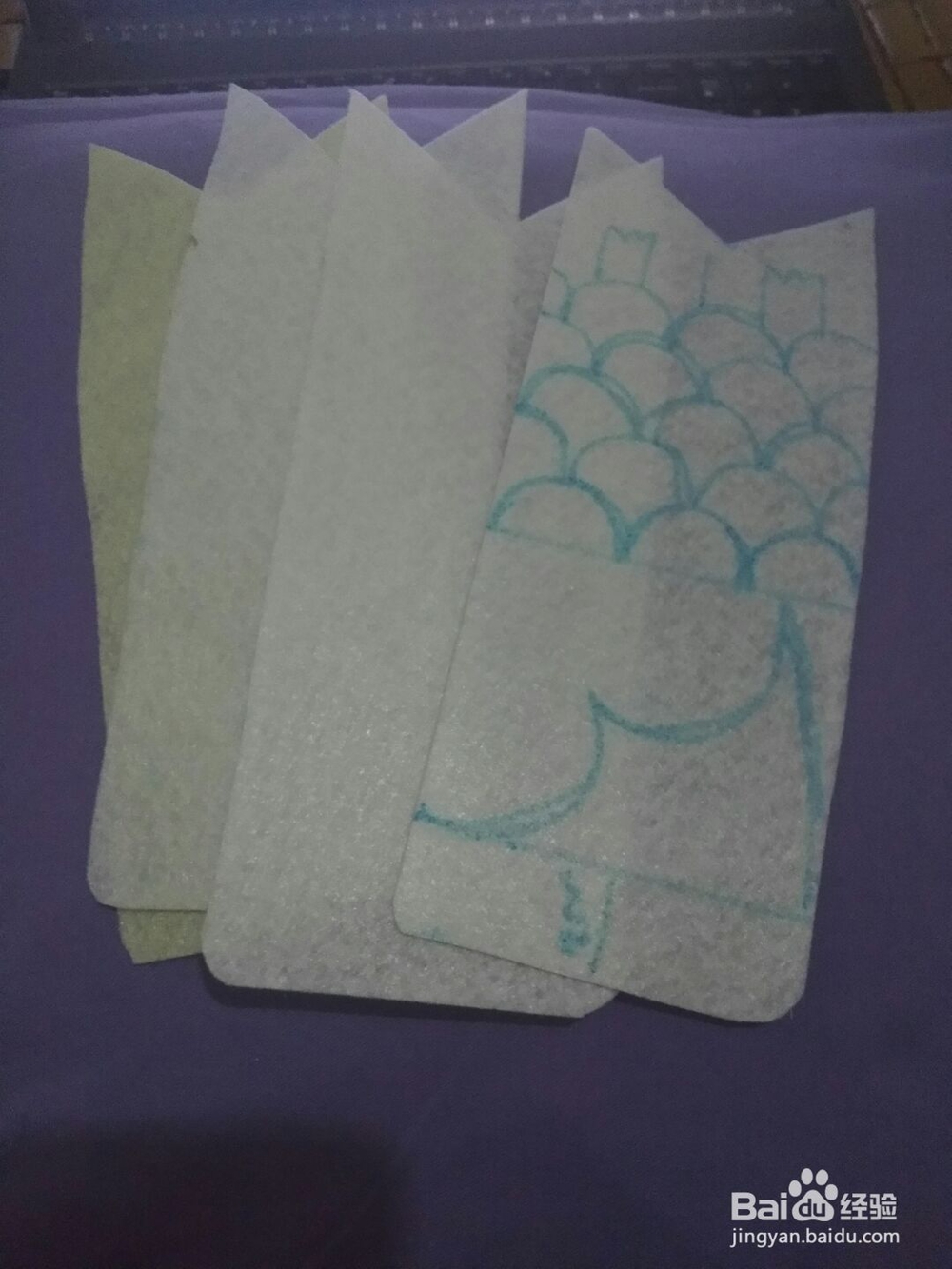 奶奶的巧手制作鲤鱼不织布笔袋