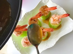 食补养生清爽鲜虾黄瓜盅