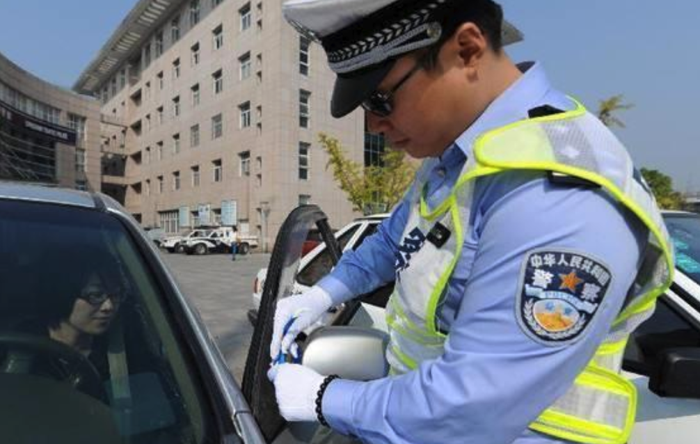 违章停车一天能贴几张罚单