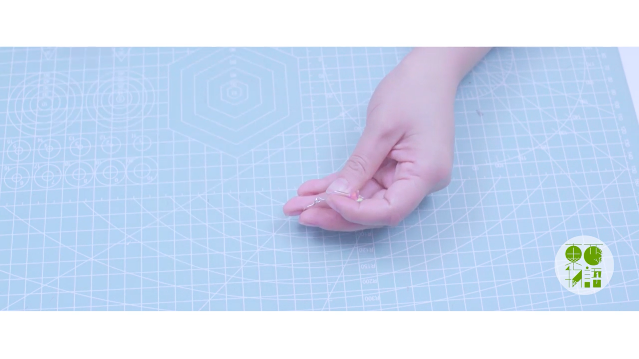 怎样制作DIY3款彩虹镭射耳环